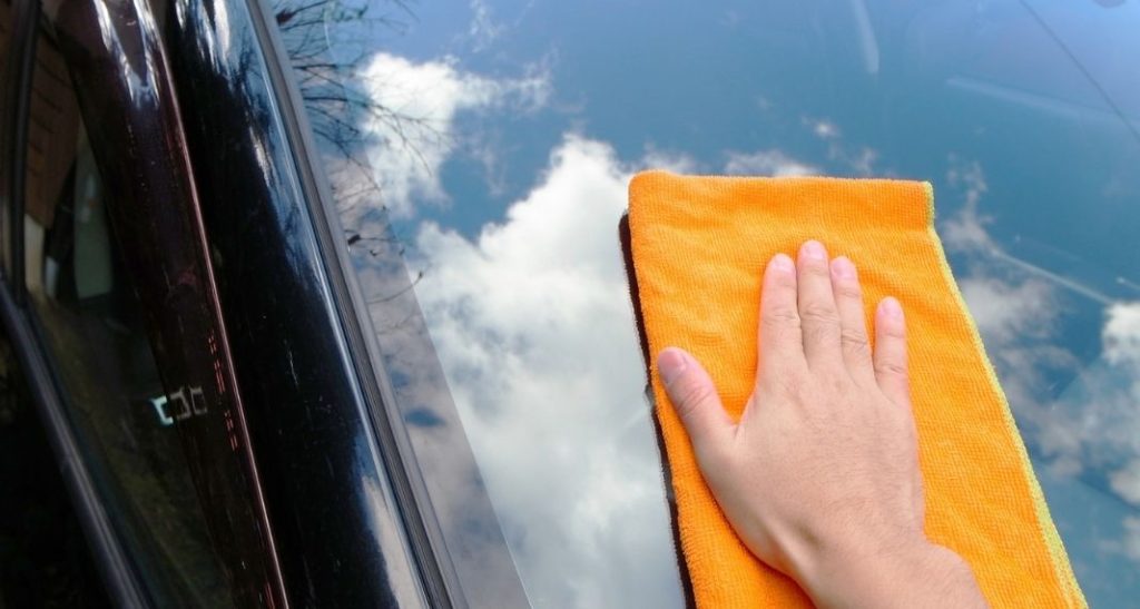 車の窓ガラスは水拭きNG？のイメージ画像