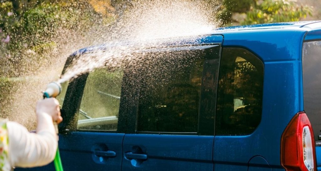 車の窓ガラスをきれいに保つための正しい掃除のイメージ画像